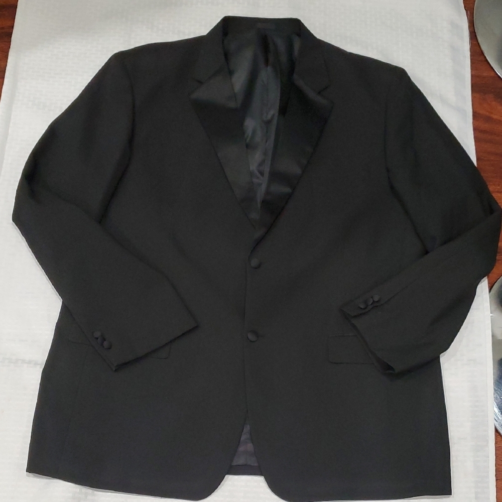 Gianni Vironi  Black Tuxedo Suit  with Tailored Fit and Versatile Style
